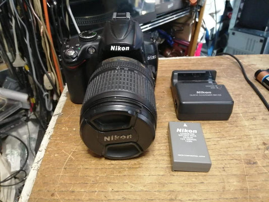 NIKON D5000 Digital-Kamera + NIKON NIKKOR Objektiv, guter Zustan!