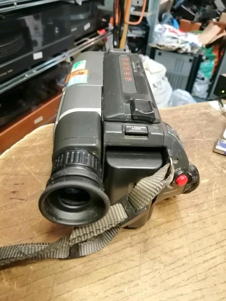 SONY CCD-TR825E, Videocamera Hi8 und Video 8, mit Zubehör!!!