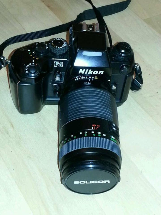 NIKON F4 Camera + SOLIGOR Objektiv + Blitz NIKON!