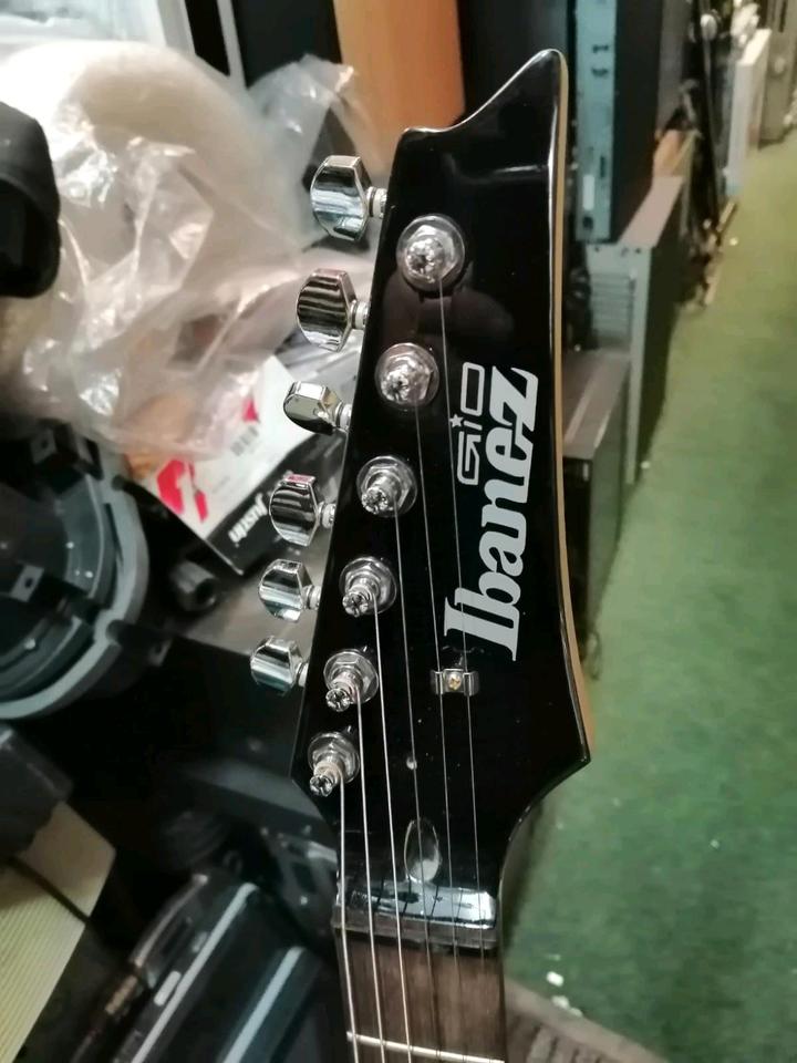 IBANEZ GIO, E-Gitarre, Farbe: weiß, made in China!!!