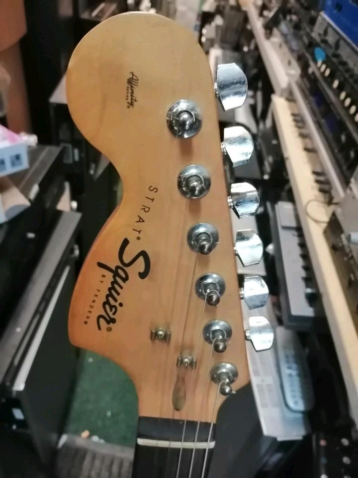 SQUIER STRAT, E-Gitarre für Linkshänder!!