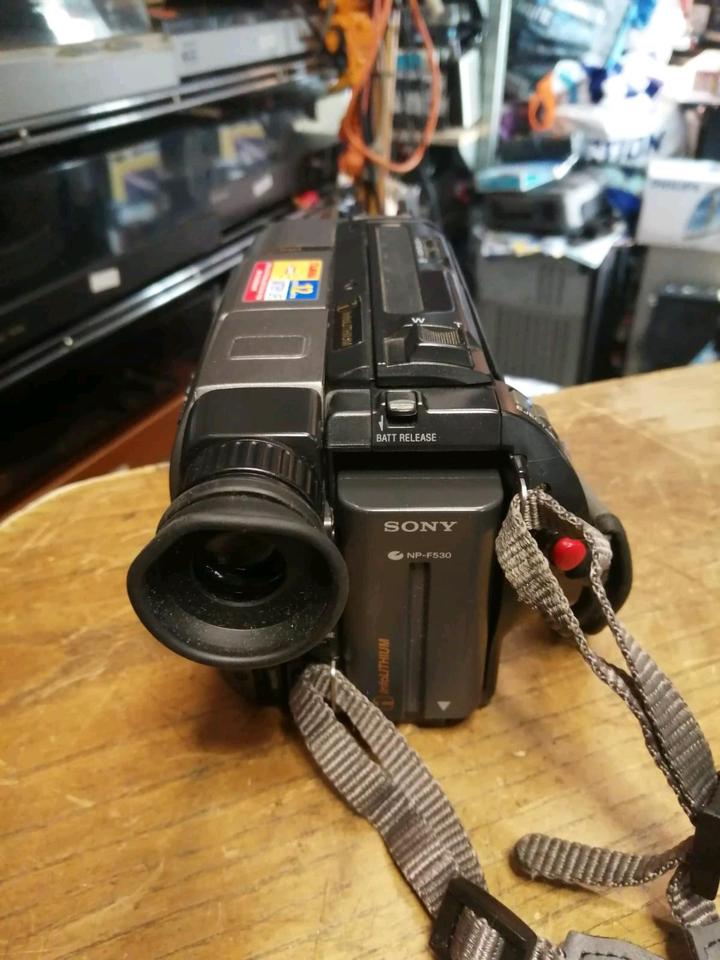 SONY CCD-TRV35E, Videocamera Hi8 und Video 8 mit Zubehör!!!