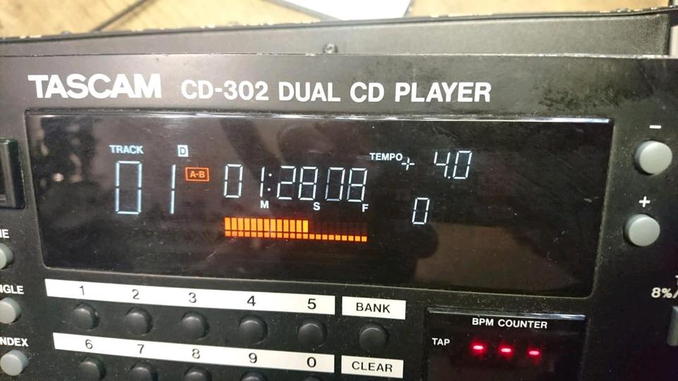 TASCAM CD-302 Dual CD-Player, etwas DEFEKT!!