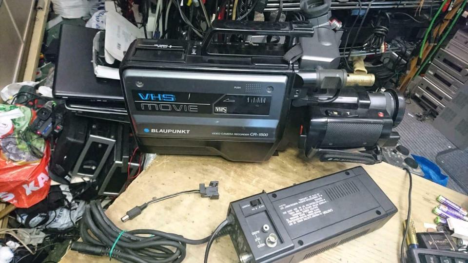 BLAUPUNKT CR-1500, VHS-Videocamera mit Ladegerät (ohne Akku)