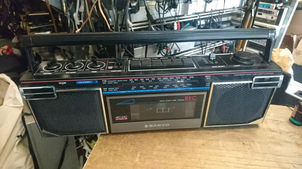 SANYO M7020L, Stereo Radio-Cassetten-Recorder, etwas DEFEKT!!