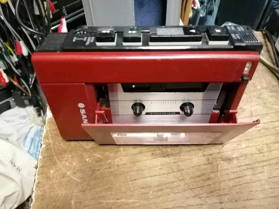 SANYO M4440, Walkman, rot, OHNE Adapter!!!