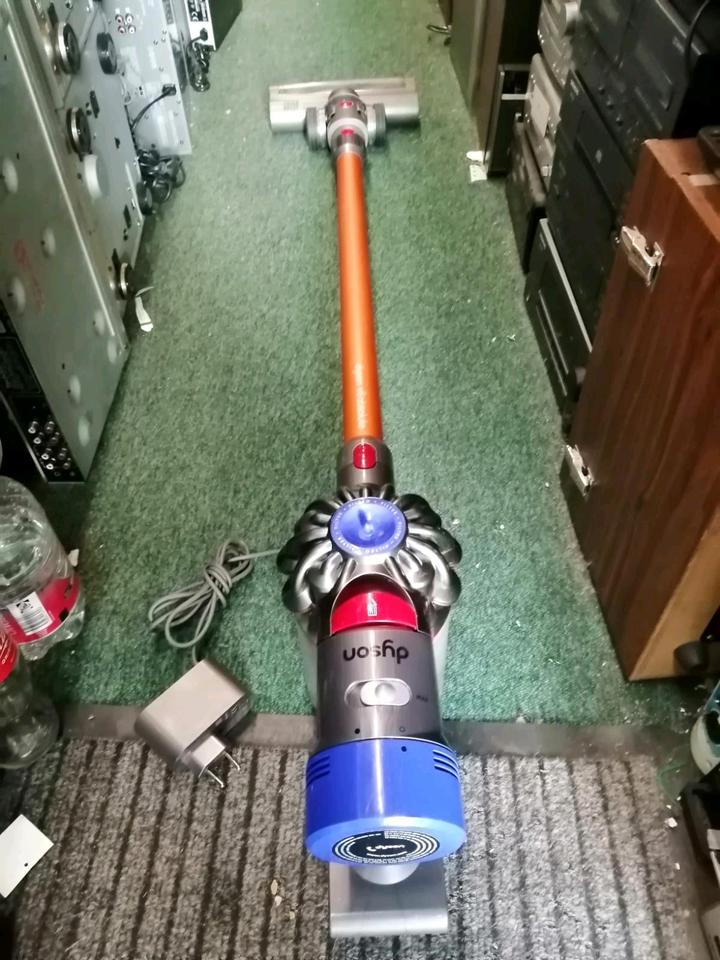 DYSON V8 absolute Akku-Staubsauger, Bürste mit Licht und Zubehör!