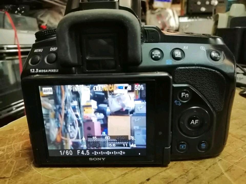 SONY ALPHA 500 Digitalkamera + SONY DT Objektiv + Zubehör!!