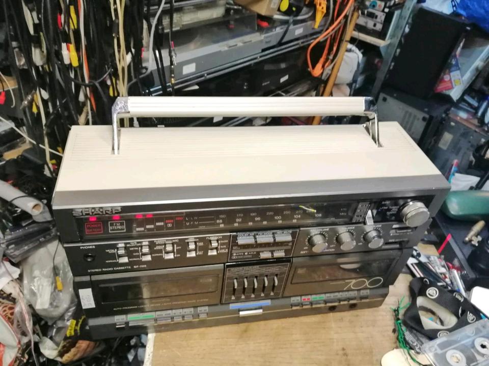 SHARP GF-700H, Radio-Cassetten-Recorder OHNE Boxen, etwas DEFEKT!