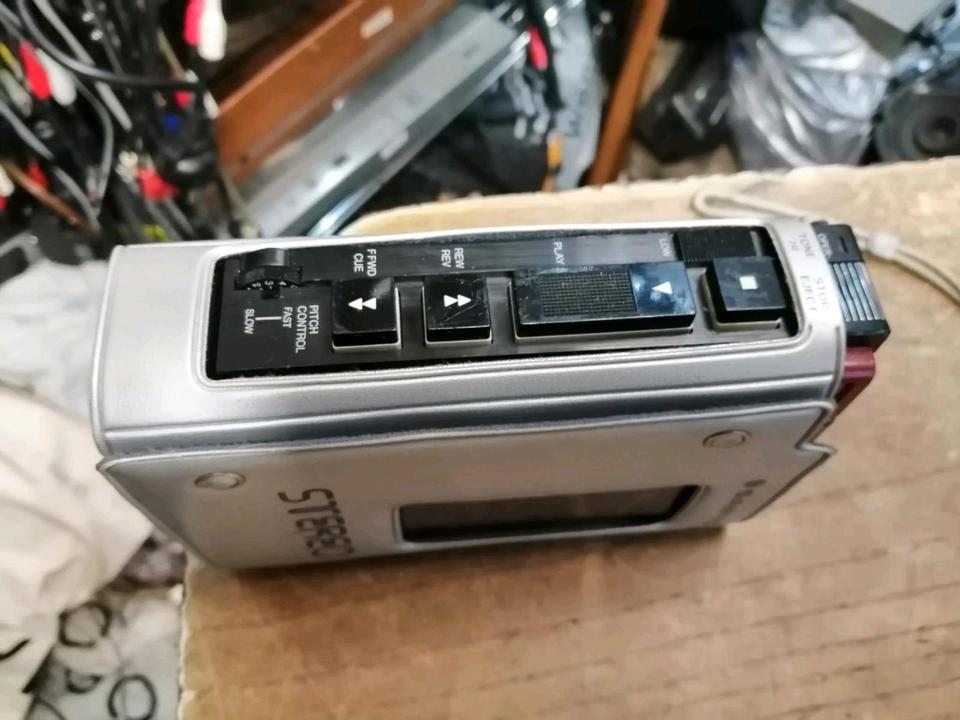 SANYO M4440, Walkman, rot, OHNE Adapter!!!