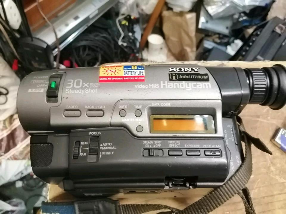 SONY CCD-TR825E, Videocamera Hi8 und Video 8, mit Zubehör!!!