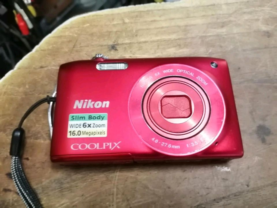 NIKON COOLPIX S3200, Digital-Kamera mit Zubehör, Rot!!