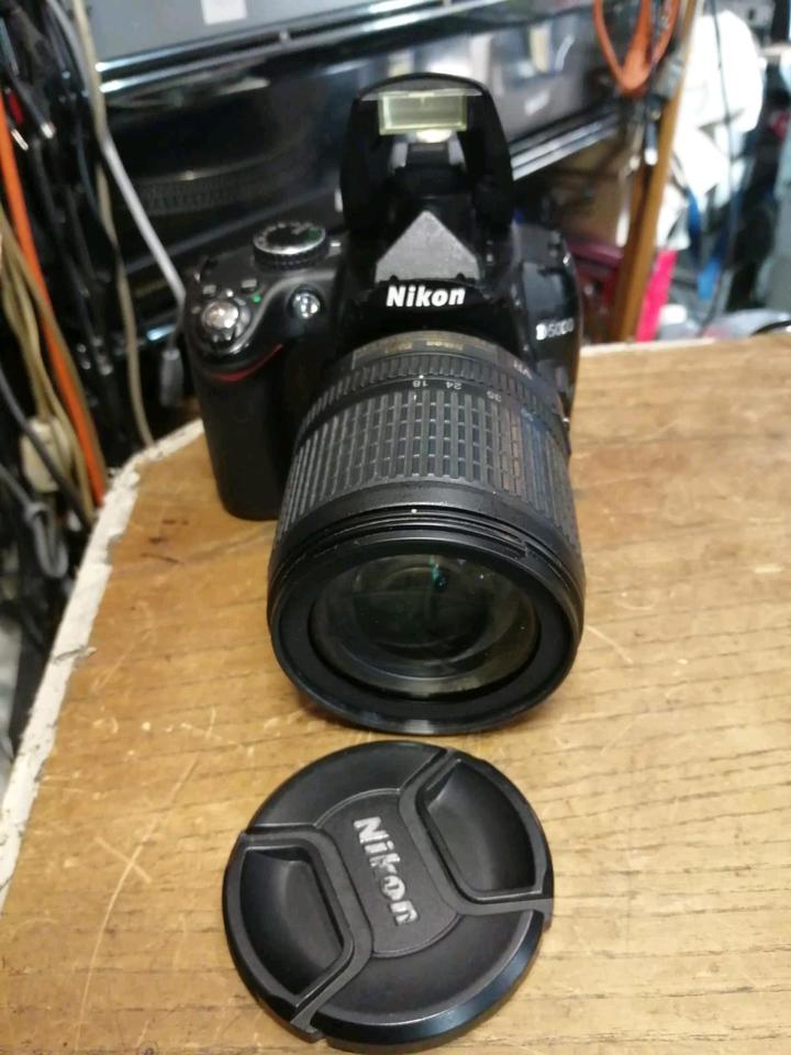 NIKON D5000 Digital-Kamera + NIKON NIKKOR Objektiv, guter Zustan!