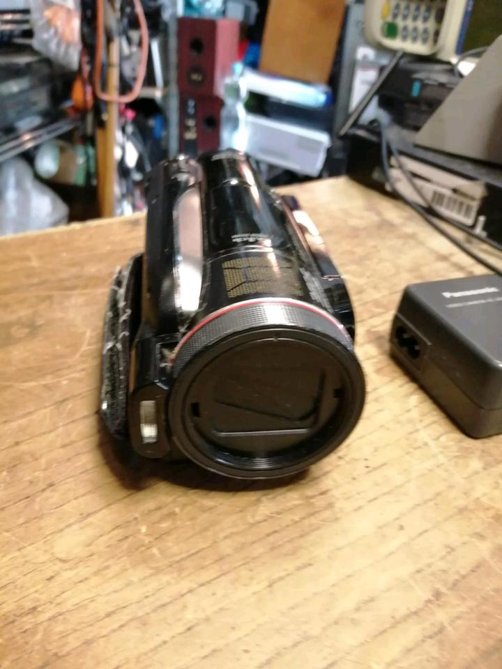 PANASONIC HDC-HS300, Videocamera OHNE Speicherkarte!!!