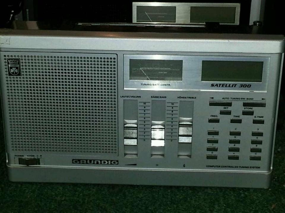 2 GRUNDIG Satellit 300, 2 Radios, Silber und schwarz