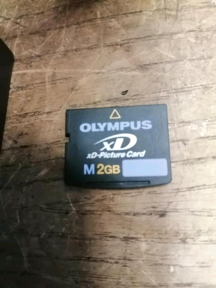 OLYMPUS E-410 + OLYMPUS Zuiko Objektiv, mit Zubehör!!!