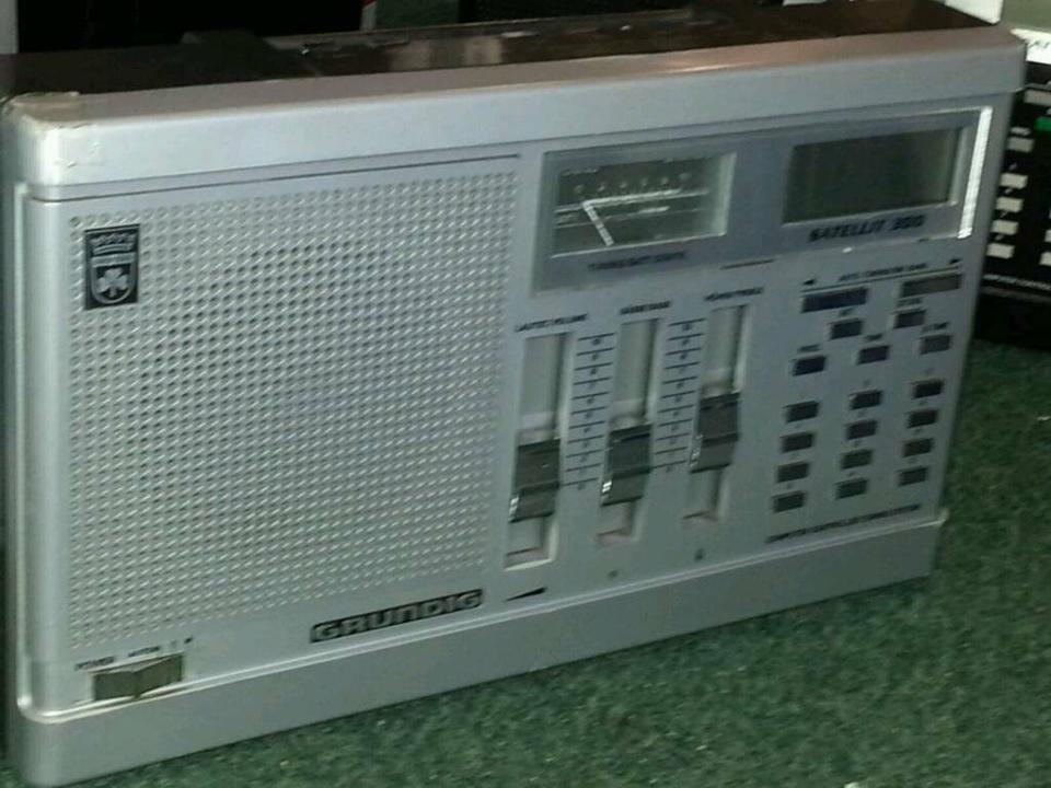 2 GRUNDIG Satellit 300, 2 Radios, Silber und schwarz