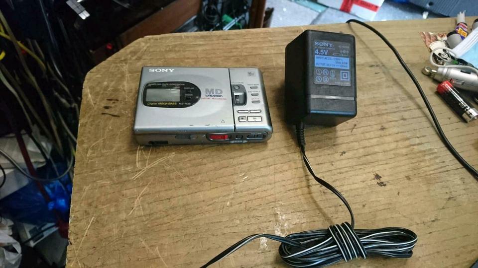 SONY MZ-R35 portable Minidisc-Recorder mit Original-Adapter