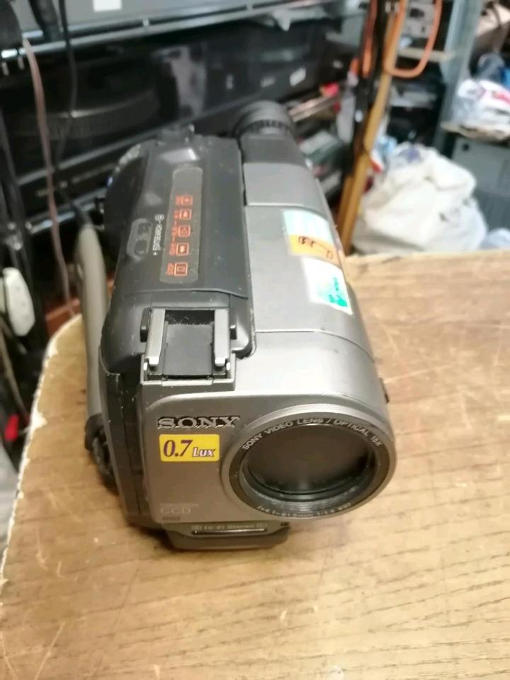 SONY CCD-TR825E, Videocamera Hi8 und Video 8, mit Zubehör!!!