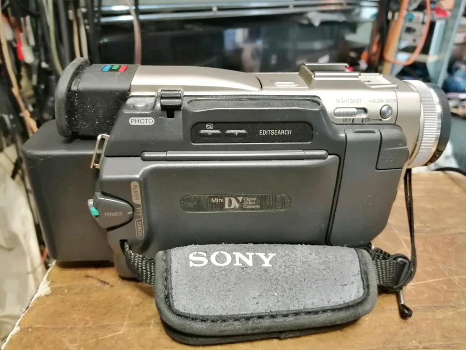 SONY DCR-TRV8E PAL, MiniDV-Videocamera mit Zubehör!!