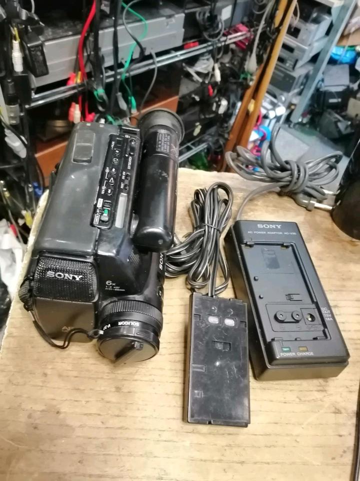 SONY CCD-TR55E, Videocamera Hi8 und Video 8 mit Zubehör!!!