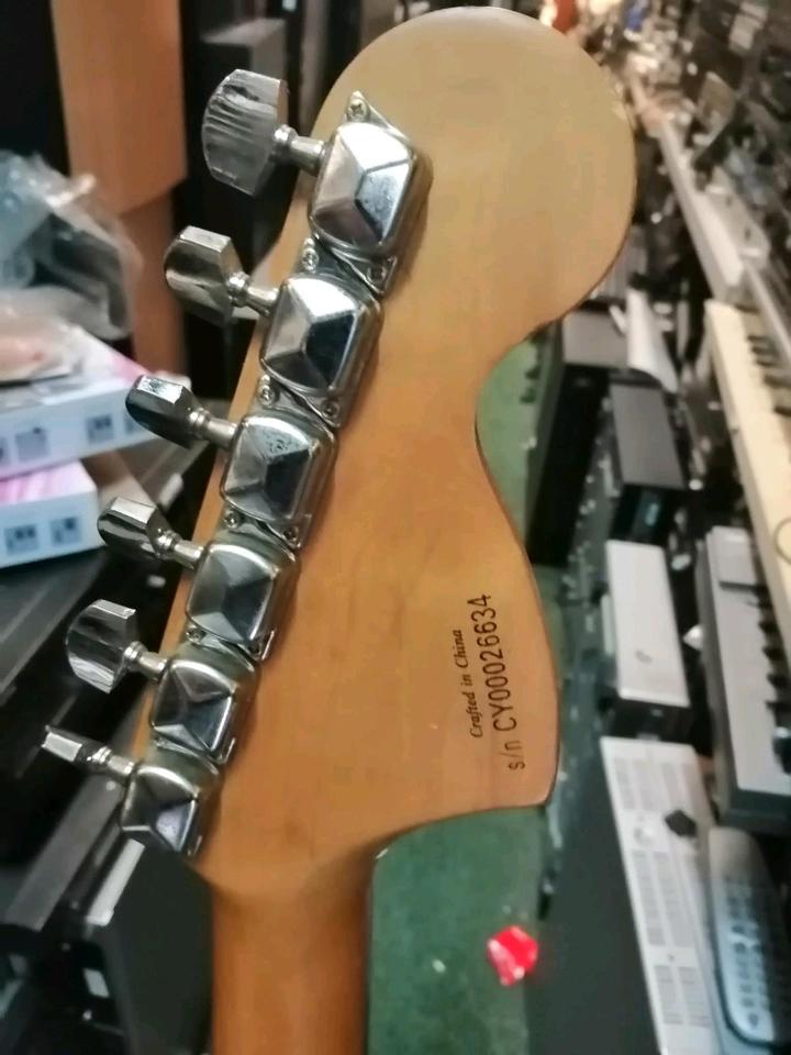 SQUIER STRAT, E-Gitarre für Linkshänder!!