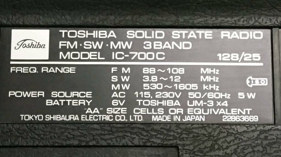 TOSHIBA Solid State IC-700 C, 3 Band Radio, guter Zustand!