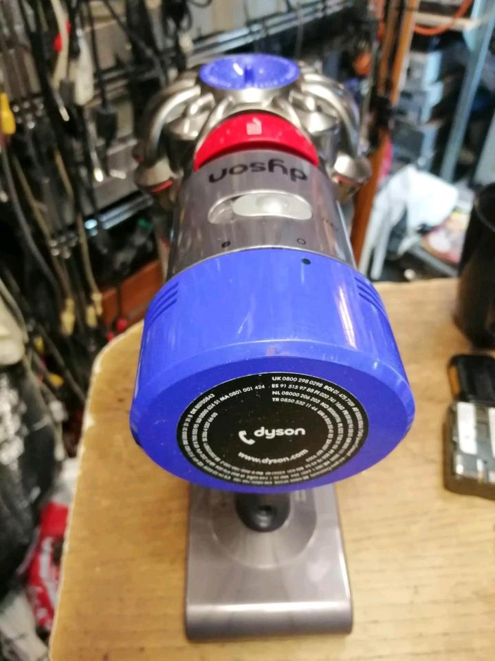 DYSON V8 absolute Akku-Staubsauger, Bürste mit Licht und Zubehör!