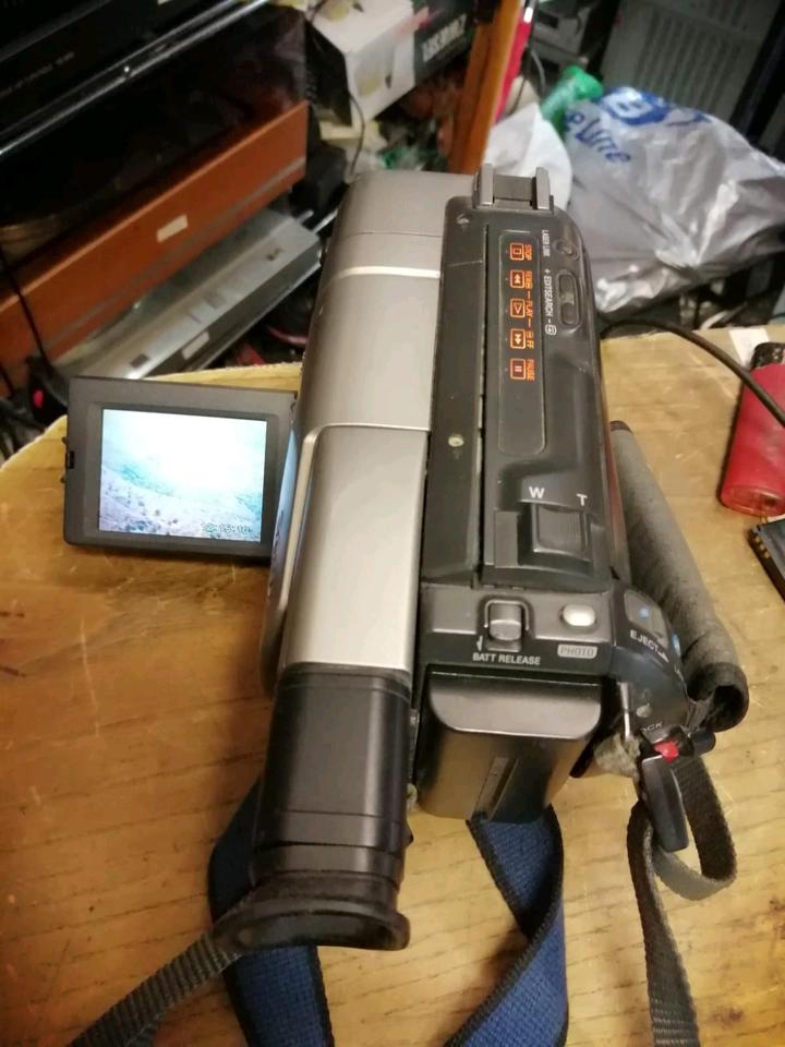SONY CCD-TRV77E, Videocamera Hi8 und Video 8 mit Zubehör!!