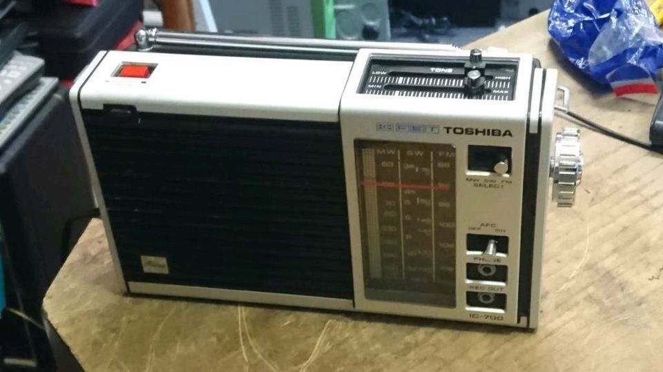 TOSHIBA Solid State IC-700 C, 3 Band Radio, guter Zustand!