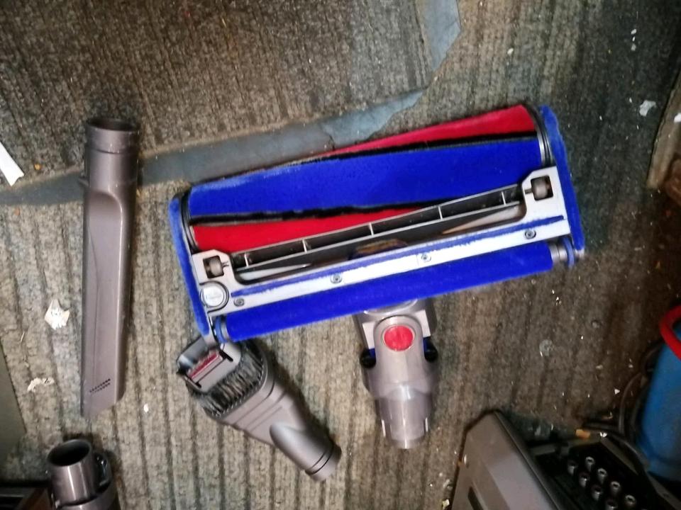 DYSON V6 fluffy, Akku-Staubsauger mit Zubehör