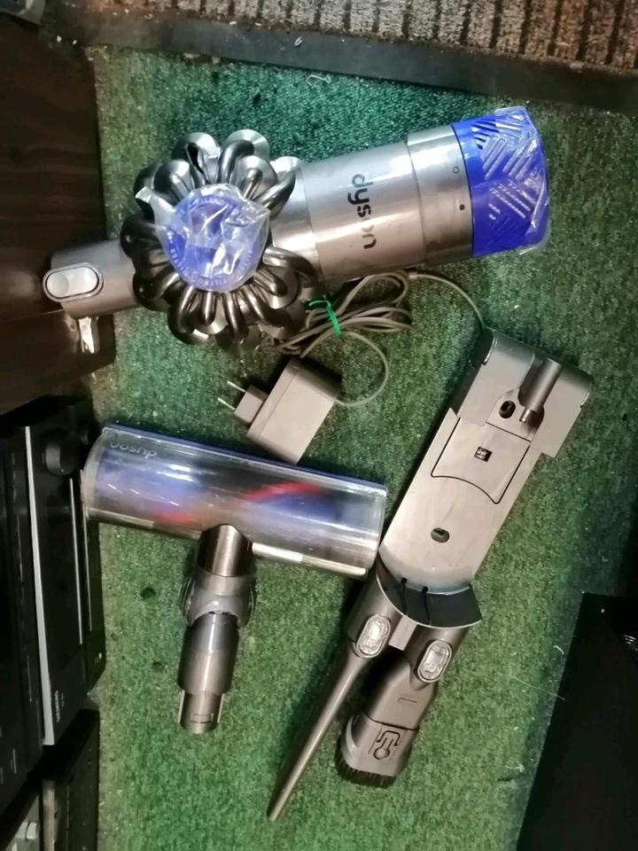 DYSON V6 Fluffy, Akku-Staubsauger mit Zubehör!!