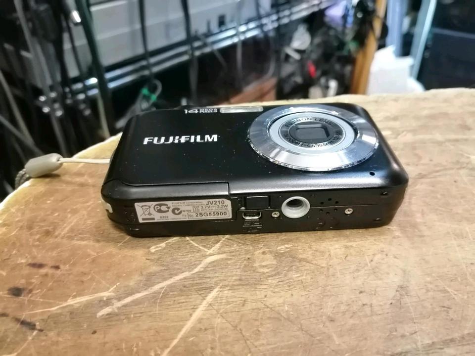 FUJIFILM JV210, Digital-Kamera mit Zubehör!!!