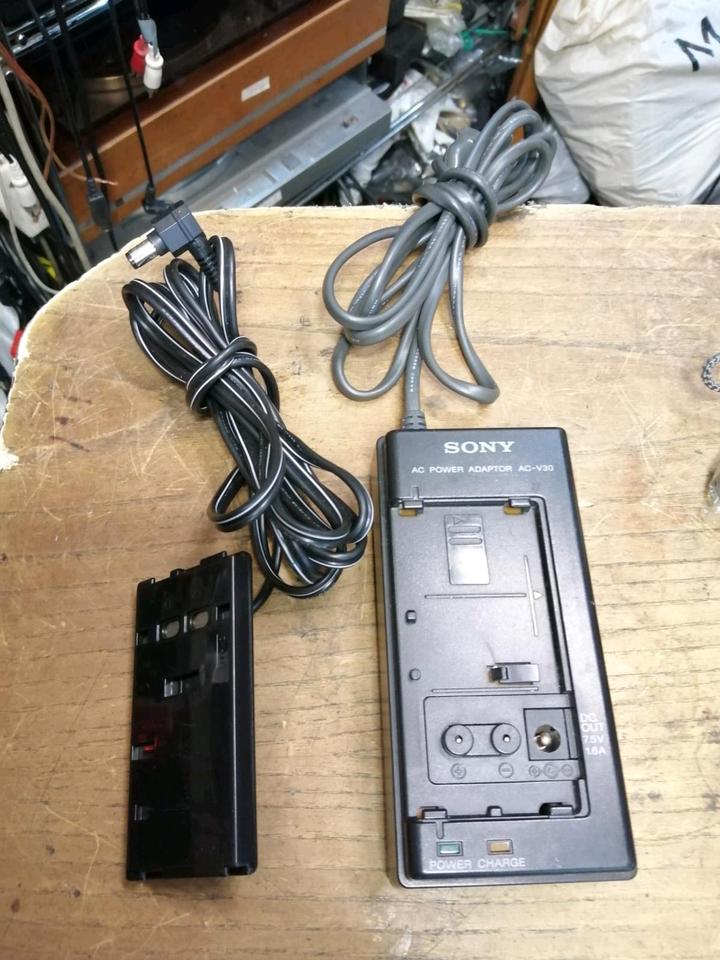 SONY CCD-TRV24E, Videocamera/Recorder mit Zubehör!!