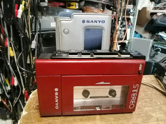 SANYO M4440, Walkman, rot, OHNE Adapter!!!