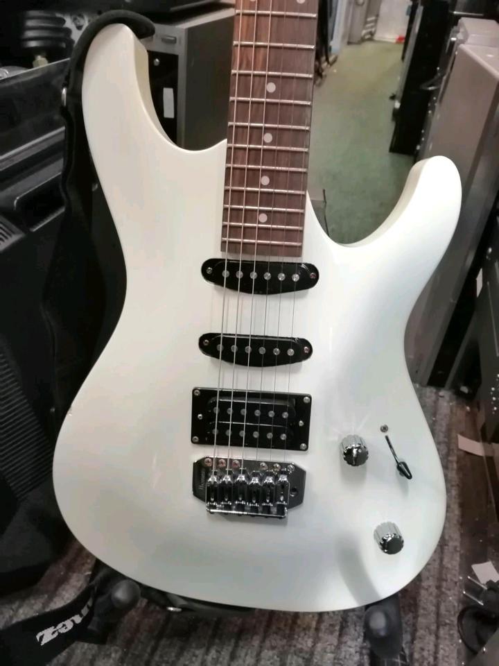 IBANEZ GIO, E-Gitarre, Farbe: weiß, made in China!!!