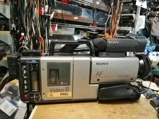 SONY CCD-V100E, Videocamera Video 8 + RFU-87E, mit Zubehör!!
