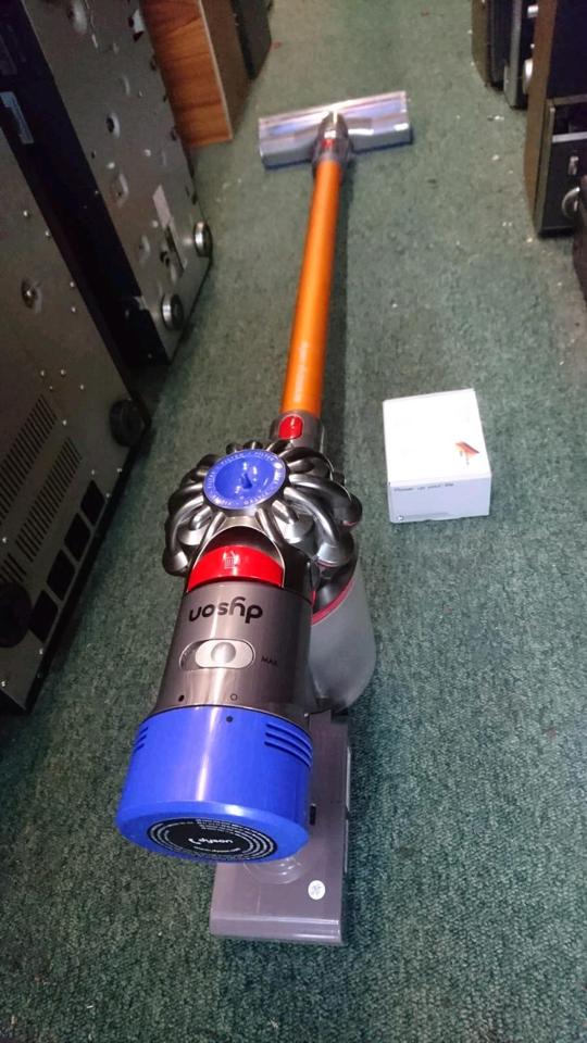 DYSON V8 absolute, Akku-Staubsauger mit Zubehör!!