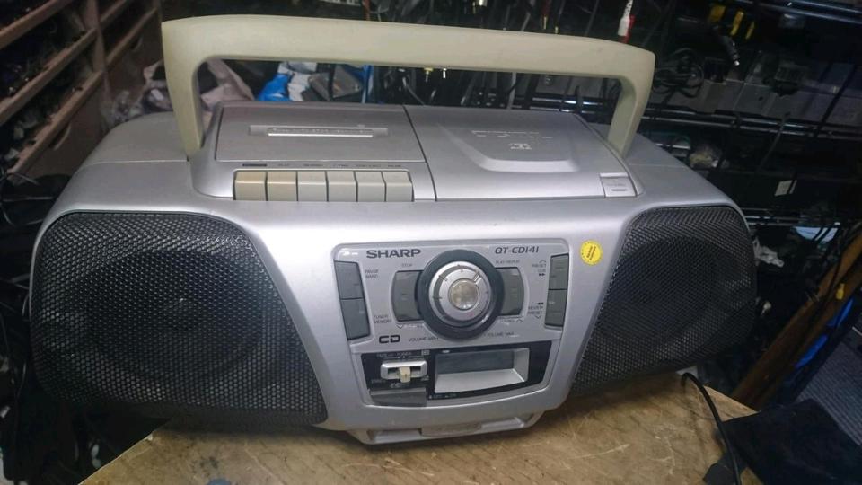 SHARP QT-141H(SL), Cassette/Radio/CD-Player, etwas DEFEKT!!