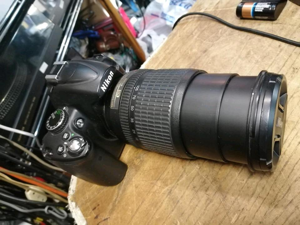 NIKON D5000 Digital-Kamera + NIKON NIKKOR Objektiv, guter Zustan!