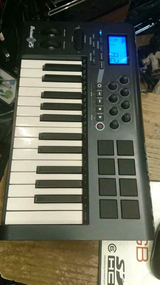 M-AUDIO AXIOM 25, kleines Keyboard mit Universal-Adapter