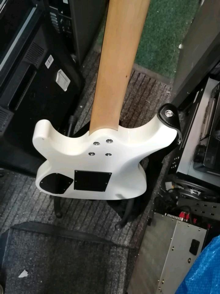 IBANEZ GIO, E-Gitarre, Farbe: weiß, made in China!!!