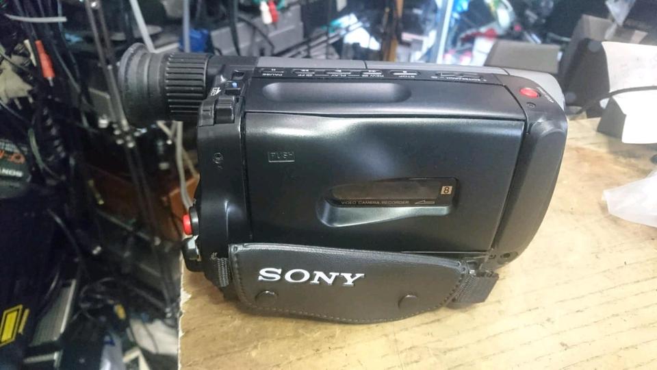 SONY CCD-TRV11E, Videocamera Hi8 und Video 8 mit Zubehör!!