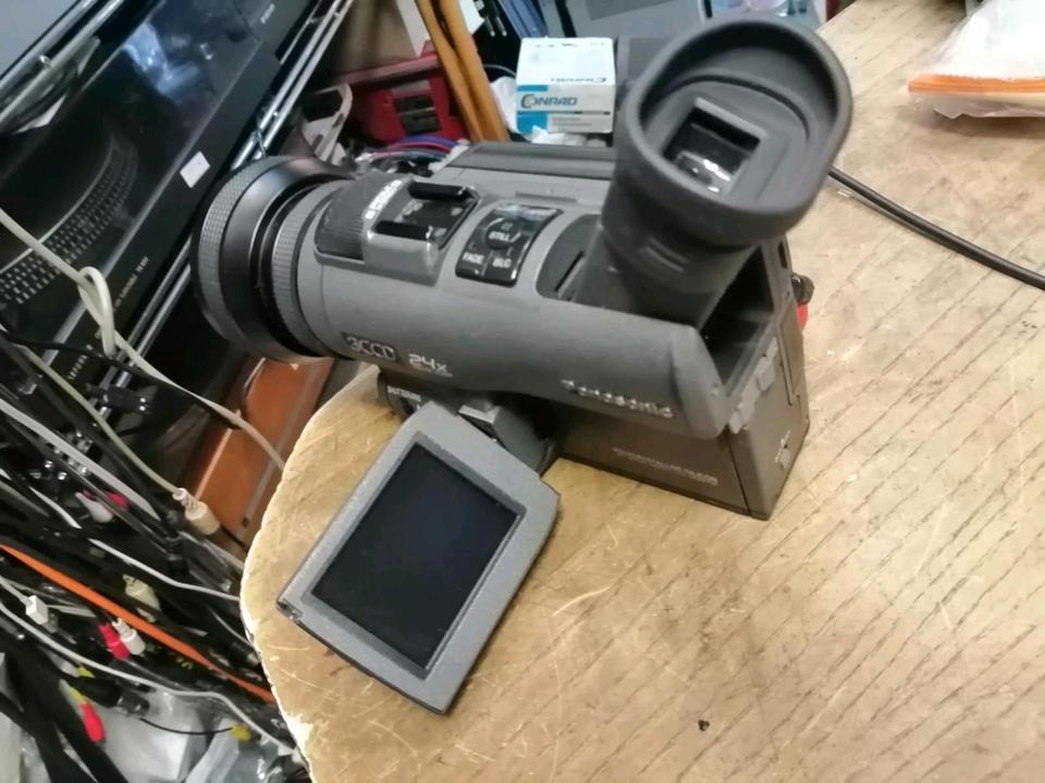 PANASONIC AG-EZ35E MiniDV-Videocamera mit Zubehör!!