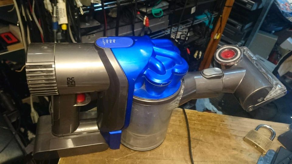 DYSON DC 34, Akku-Staubsauger mit Zubehör, guter Zustand!!