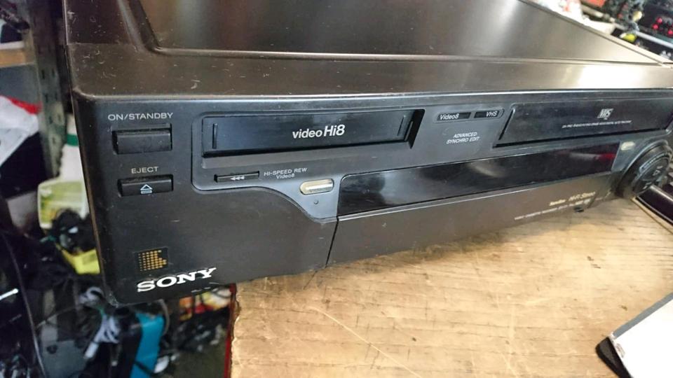 SONY EV-T1VC VHS-Videorecorder liest Video8+Hi8, etwas DEFEKT!!