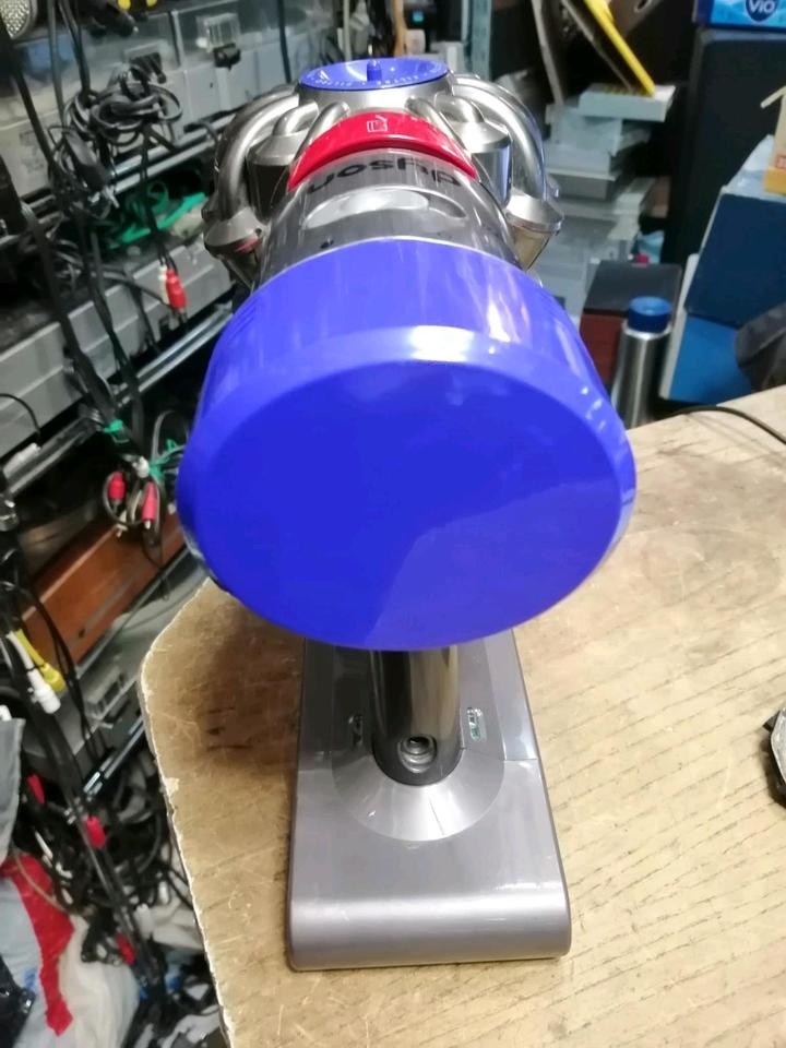 DYSON V8 absolute+, Akku-Staubsauger mit Zubehör!! guter Zustand!