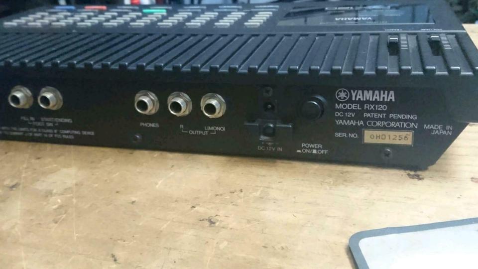 YAMAHA RX120 Digital Rhythm Programmer, mit Universal-Adapter