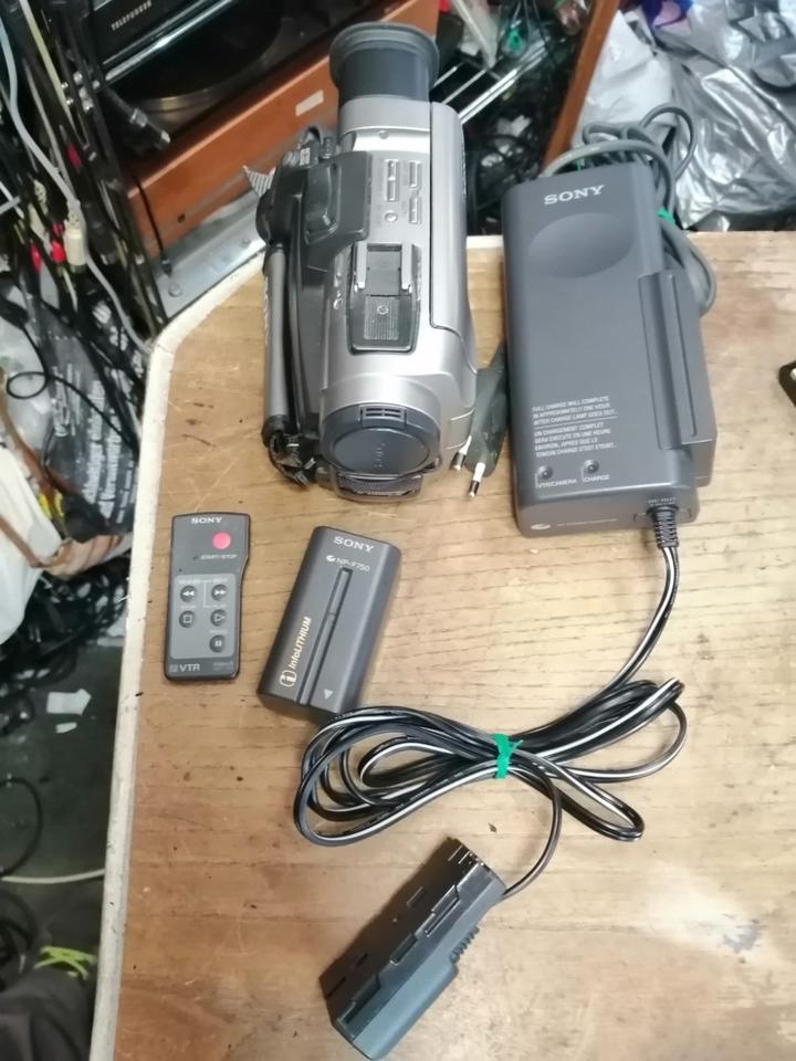 SONY DCR-TRV7E, Digital MiniDV-Videocamera mit Zubehör!!