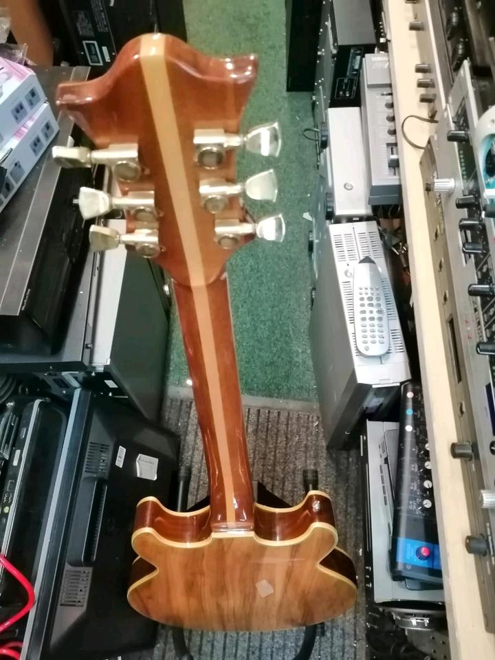 E-Gitarre "SPEAR", 1 Saite fehlt!